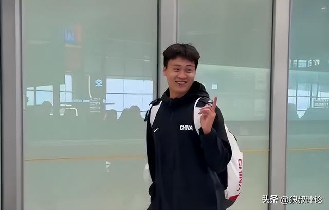 世界杯官方网站-中国男篮凯旋而归！赵睿廖三宁脸带笑容与球迷互动引关注